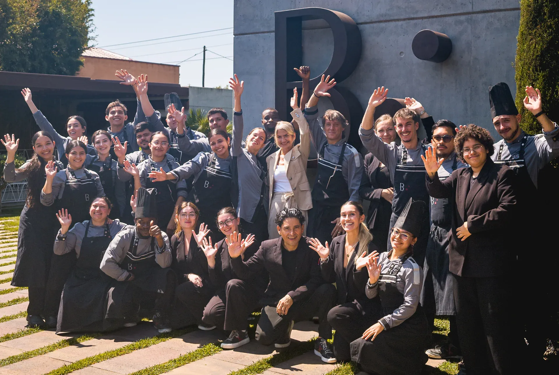 L’equip del Bo.TiC davant de l’entrada del restaurant.