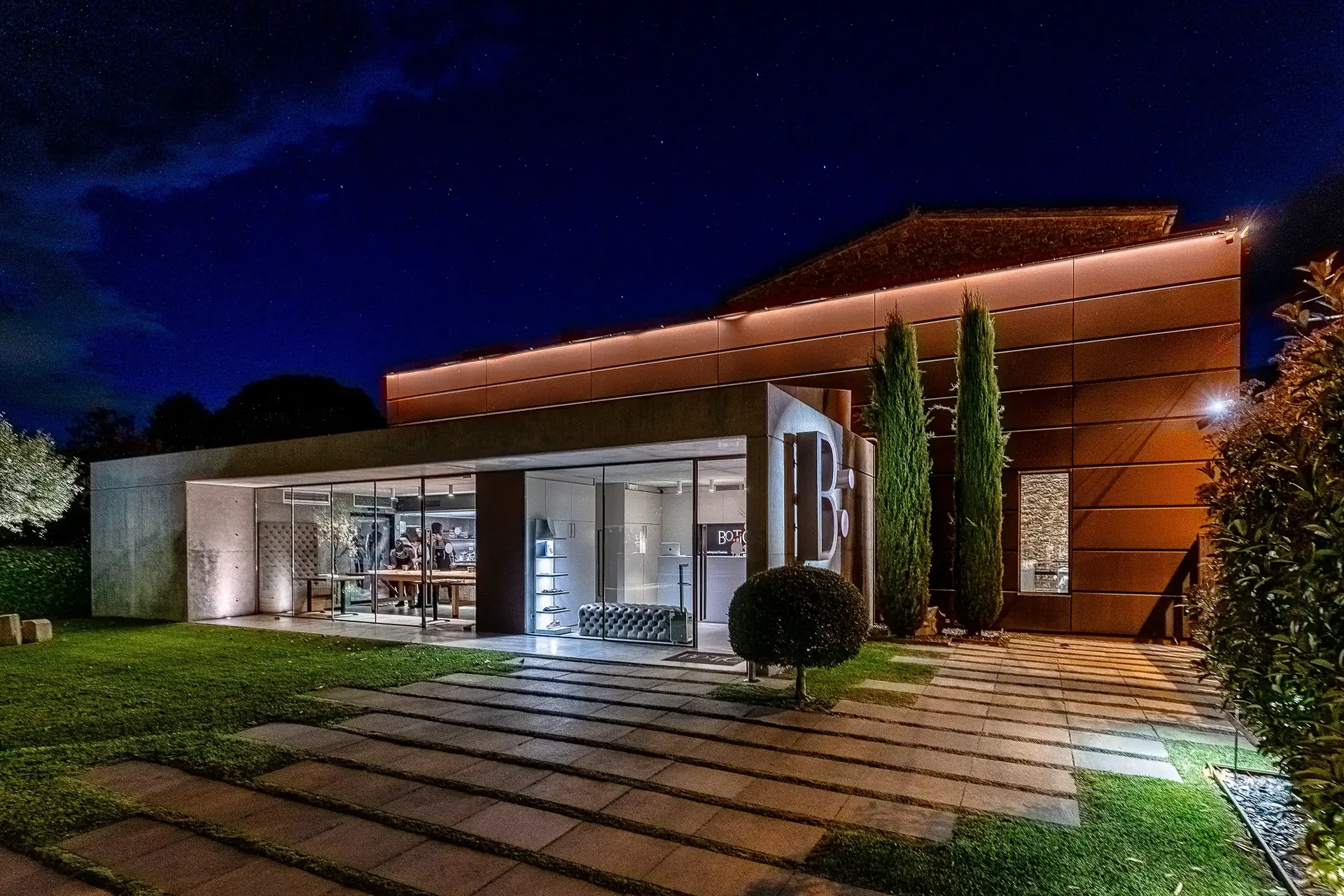 Façana il·luminada de nit del restaurant Bo.TiC a Corçà, a l’Empordà.