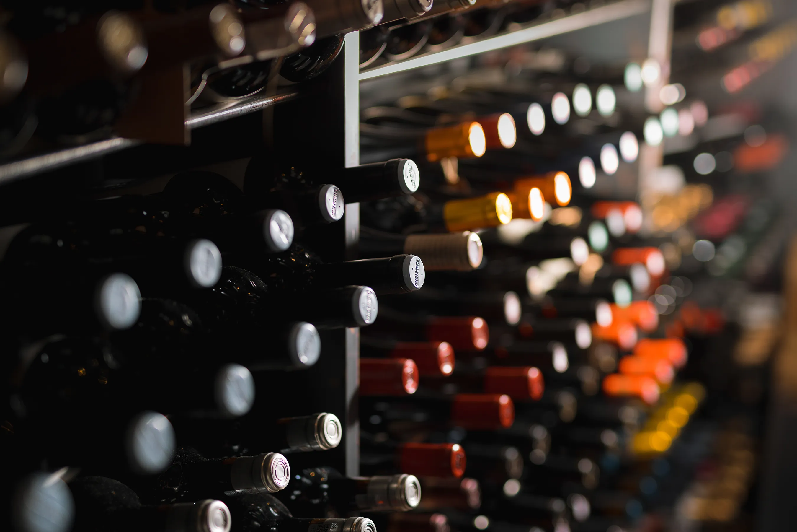 Celler amb materials naturals del restaurant Bo.TiC